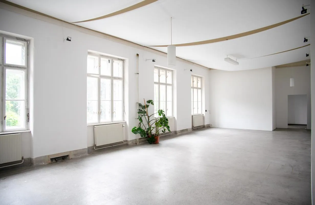 Hauptraum — Fensterfront, Blick auf westseitigen Eingangsbereich