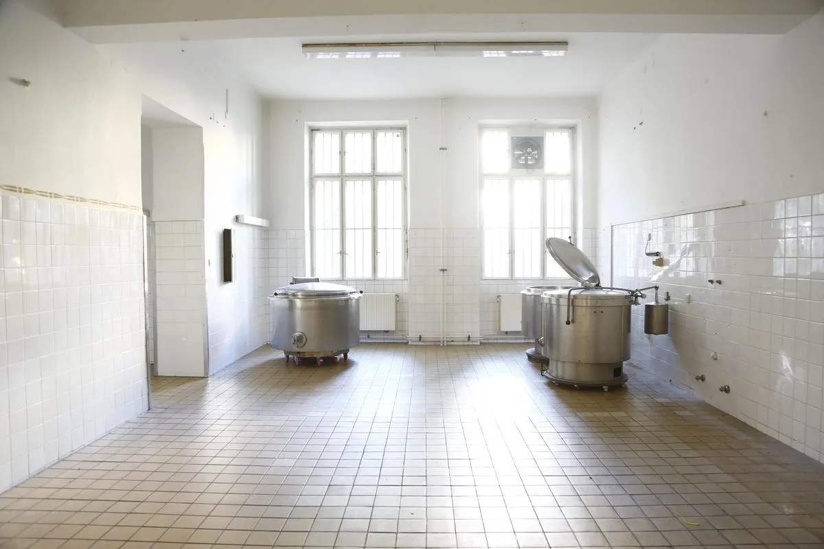 Eingangsraum — Nordseitige Fenster und rollbare Industriekochtöpfe