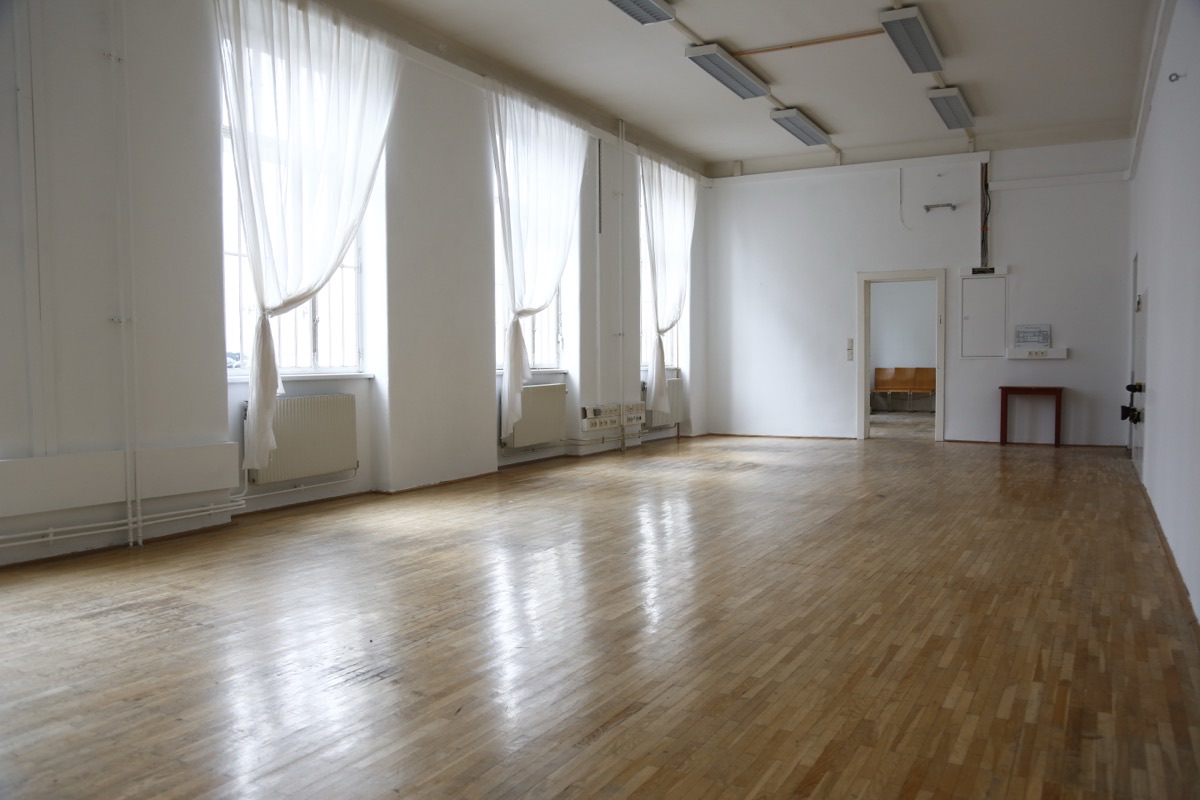 Hauptraum — Tür zum Hauptraum, Südfenster