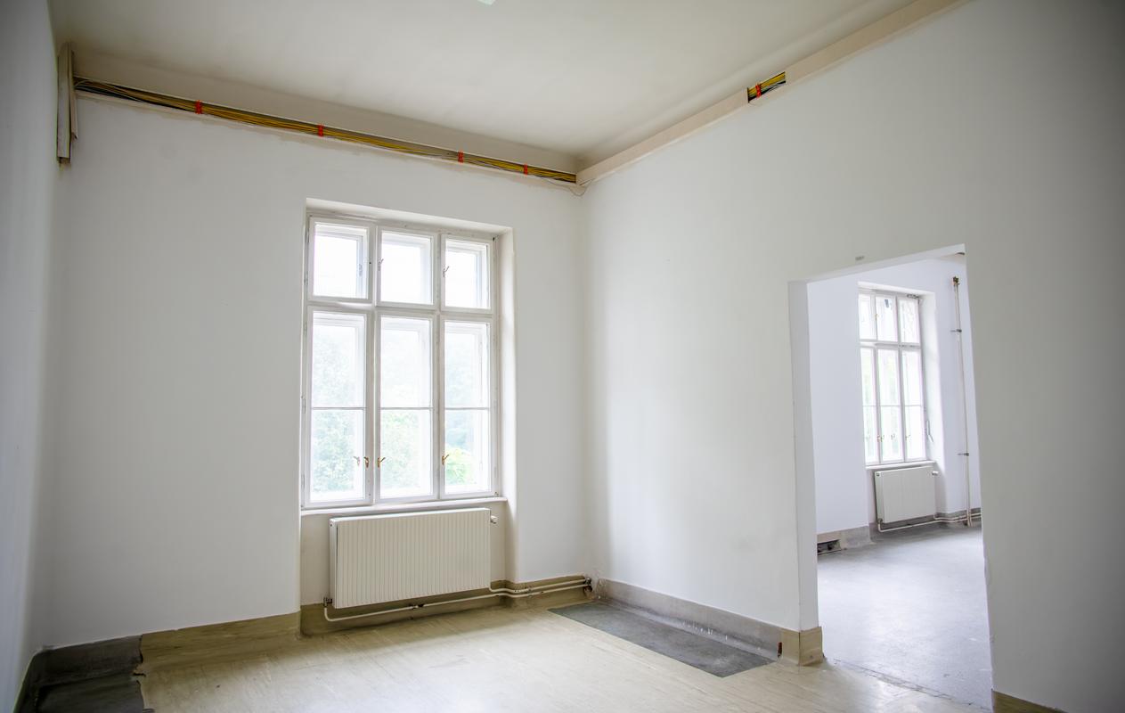 Nebenraum — Fenster, Tür zum Hauptraum