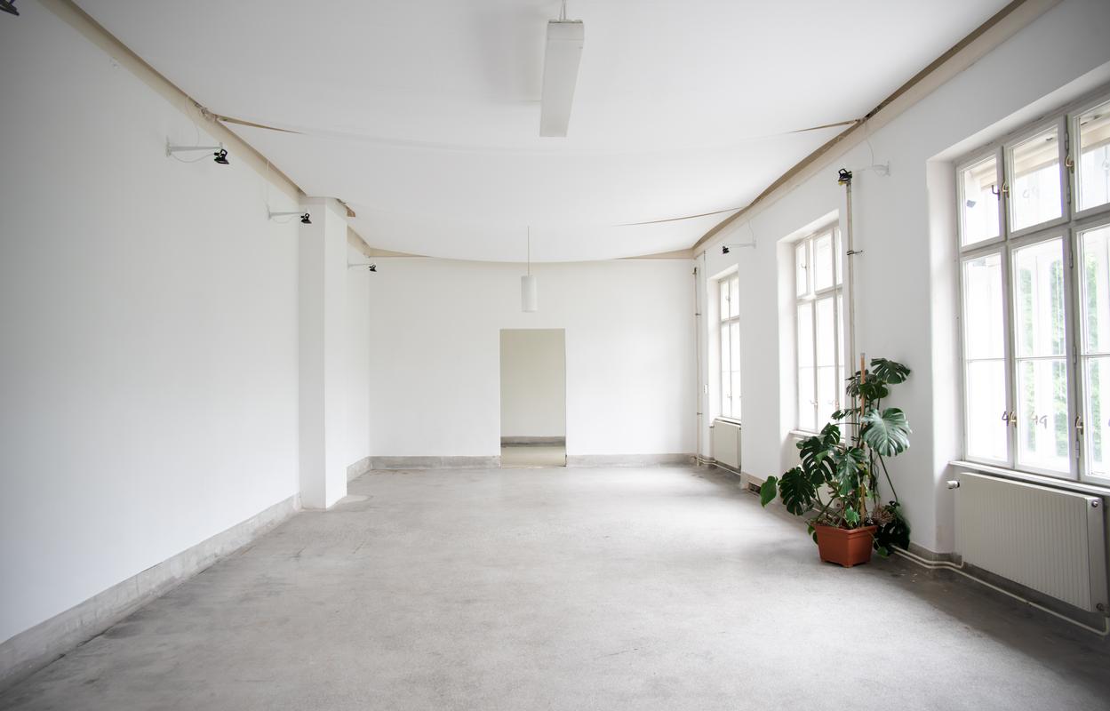 Hauptraum — Tür zum Nebenraum, Fensterfront