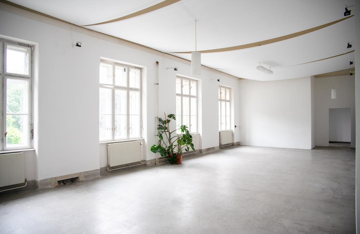Hauptraum — Fensterfront, Blick auf westseitigen Eingangsbereich