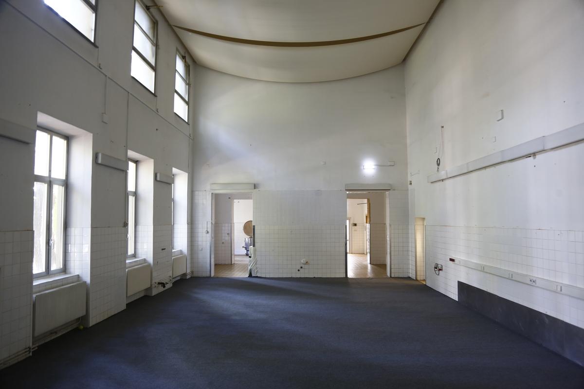 Hauptraum — Blick Richtung Nebenräume