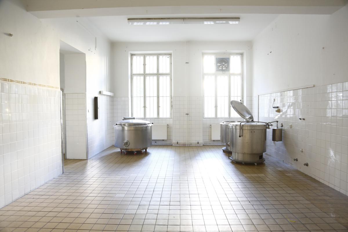 Eingangsraum — Nordseitige Fenster und rollbare Industriekochtöpfe