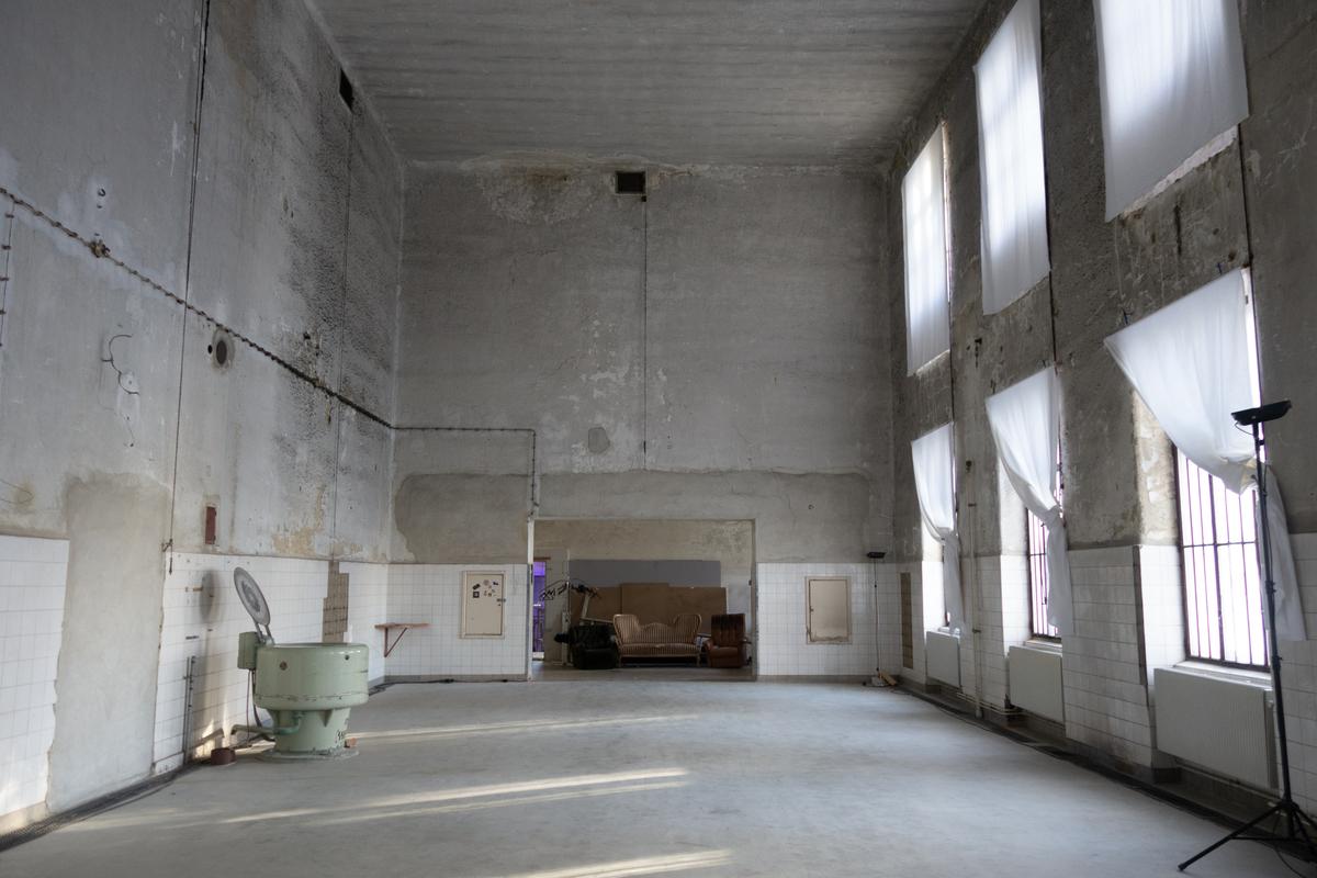 Hauptraum — Südwand, Westwand mit Verbindung zum Eingangsraum, nordseitige Fensterfront