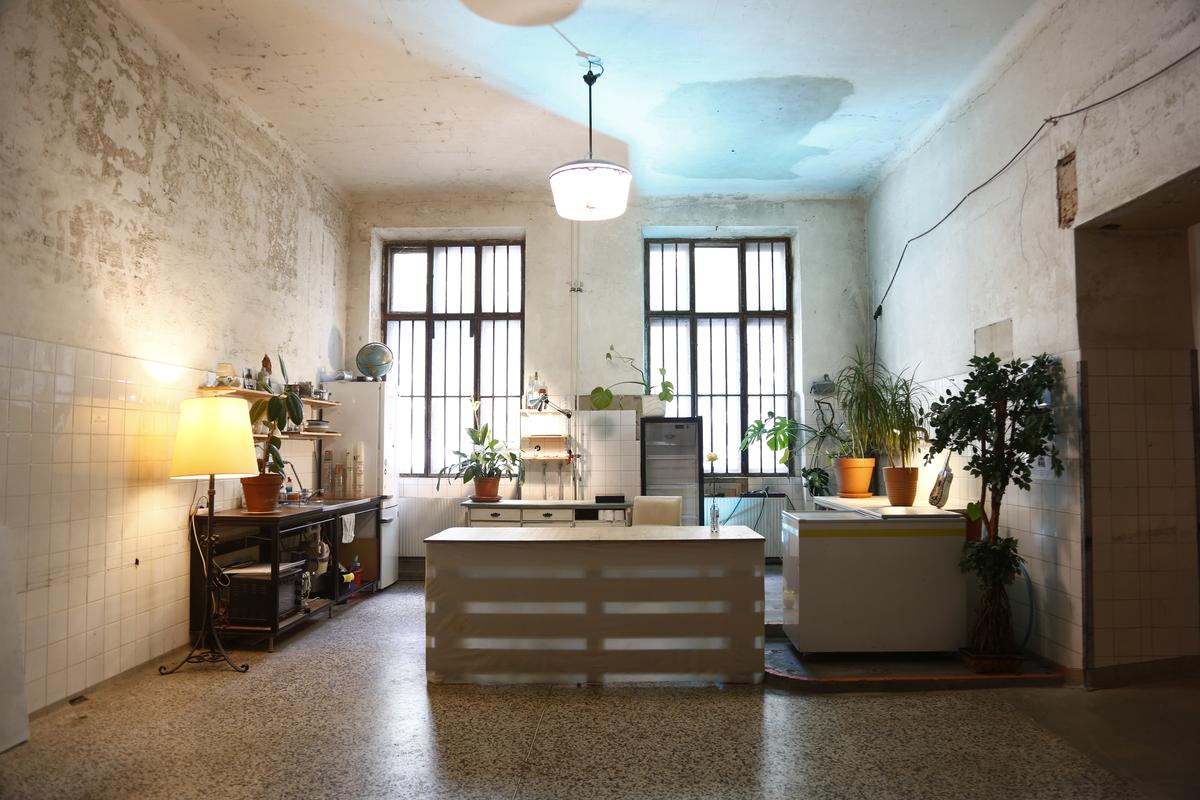 Eingangsraum — Bar/Küche, Öffnung zum Hauptraum